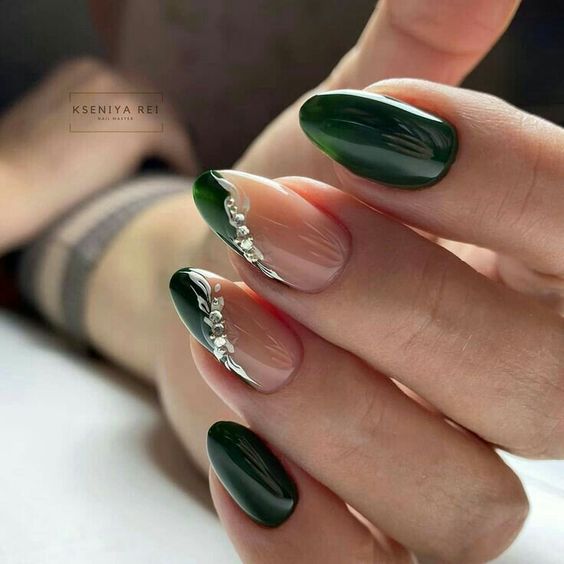 inspiração de unhas verde com prata