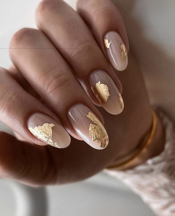 inspiração de unhas amendoadas com folha de ouro