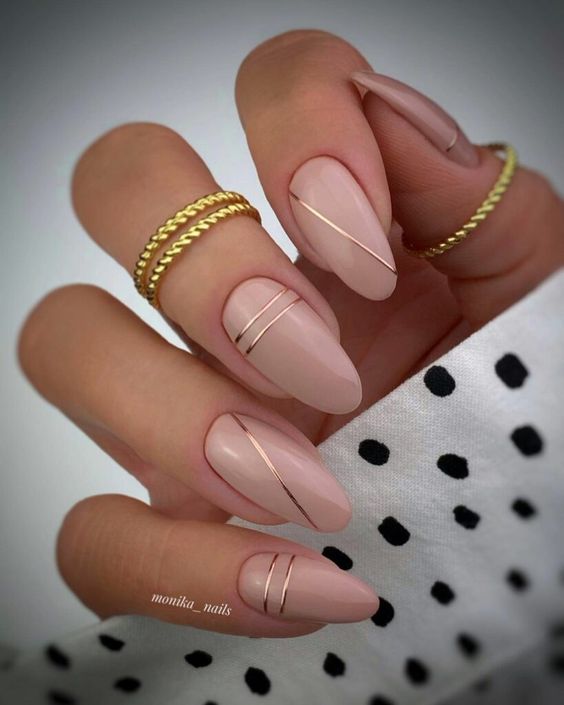 Foto de unhas rose amendoadas e elegantes