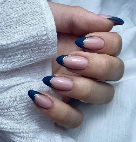 unhas pintadas de azul petróleo