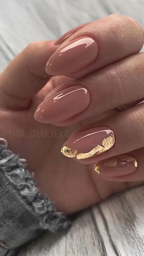 Esmaltação nude com folhas de ouro delicadas