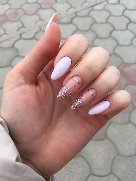 Esmaltação delicada com glitter