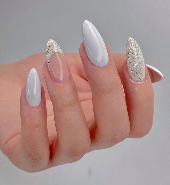 Unhas brancas elegantes com glitter