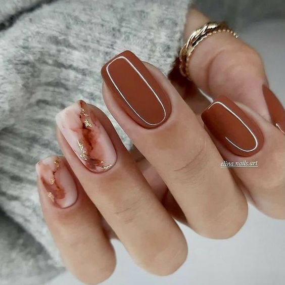 Inspiração de unhas elegantes caramelo com dourado