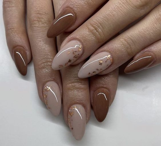 Exemplo de Unhas elegantes nude marrom