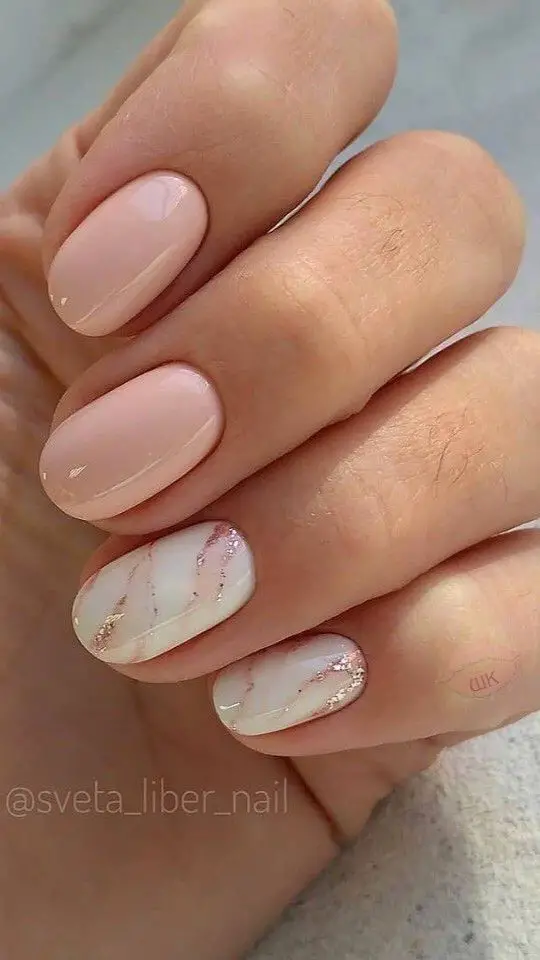 Modelo de unhas curtas mas elegantes rosa com marmorizado