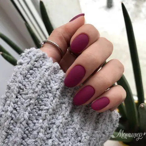 Ideia de unhas elegantes foscas vermelhas