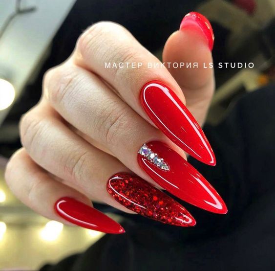 Formato stiletto para as unhas vermelhas da moda 2023