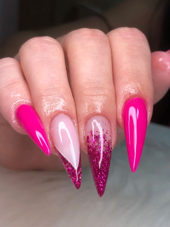 Modelo de unhas stiletto cor de rosa com glitter
