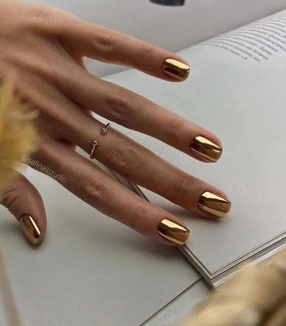 Ideia de unhas decoradas douradas metalizadas