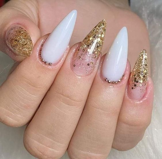 Foto de Unhas decoradas douradas com branco