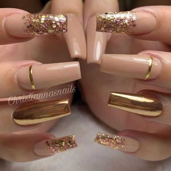 Exemplo de Unhas decoradas douradas com nude