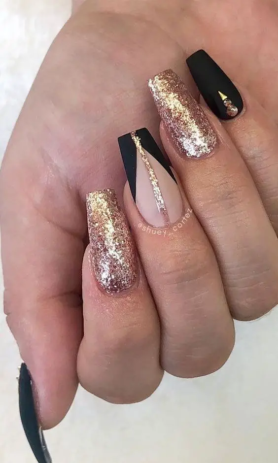 Foto de Unhas decoradas douradas com preto