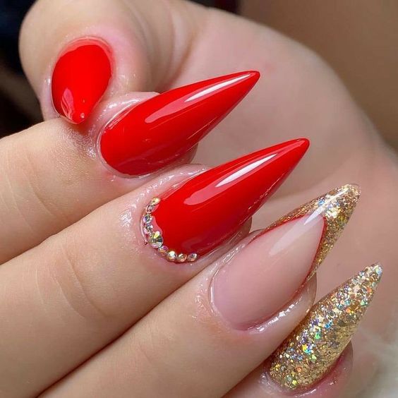 Inspiração de Unhas decoradas douradas com vermelho