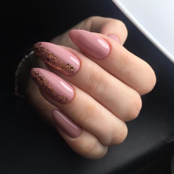 Ideia de unhas decoradas rosa com douradas