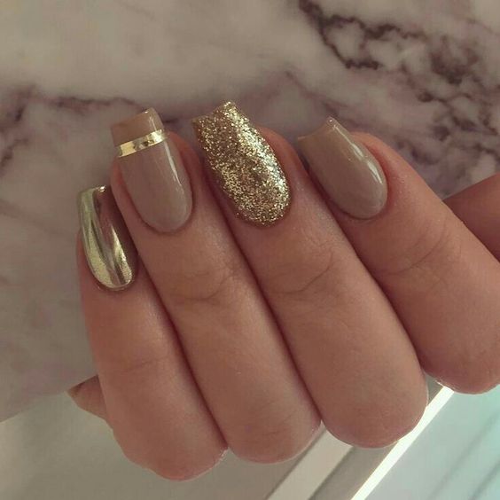 Unhas decoradas douradas com glitter e fitilho