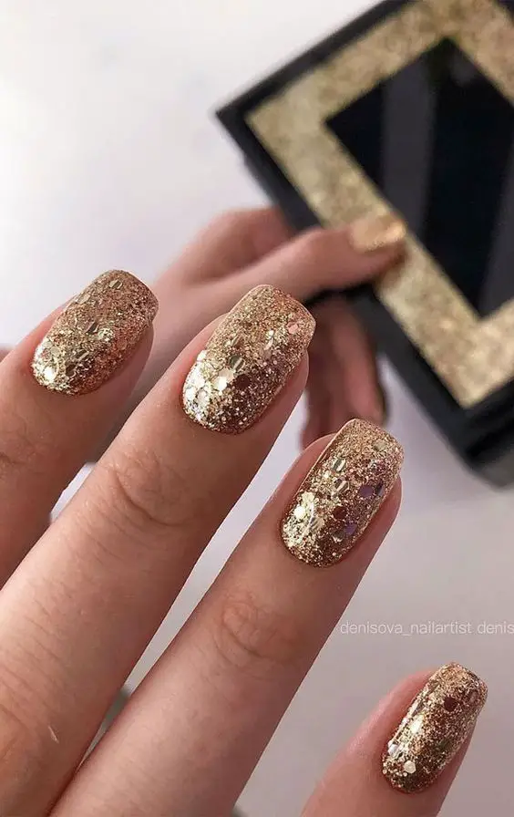 Unhas decoradas douradas com glitter