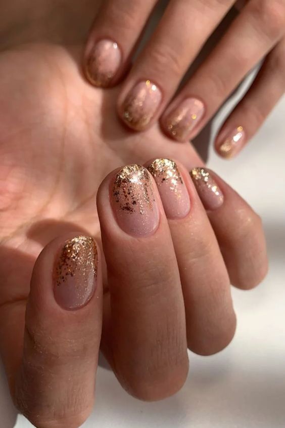 Cascata de glitter dourado nas unhas decoradas