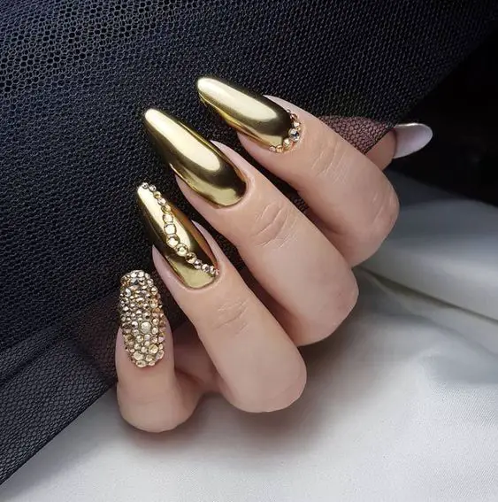 Modelo de Unhas decoradas douradas com joias