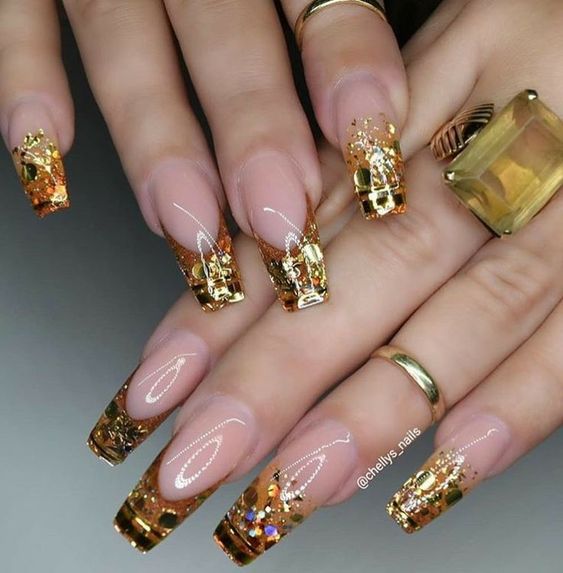 Inspiração de Unhas decoradas douradas encapsuladas