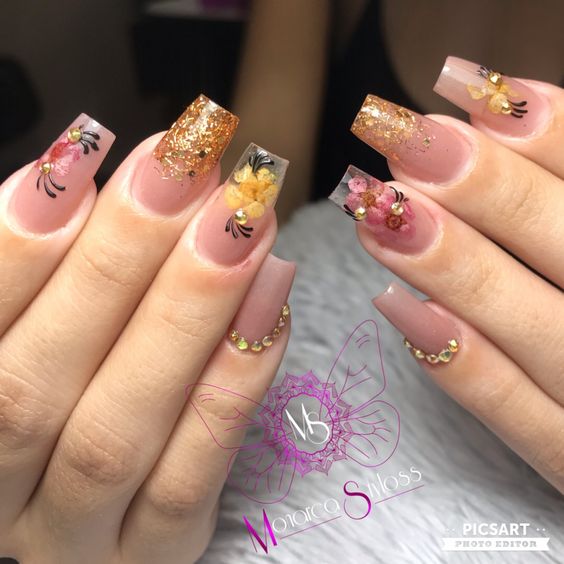 exemplo de Unhas decoradas douradas florais