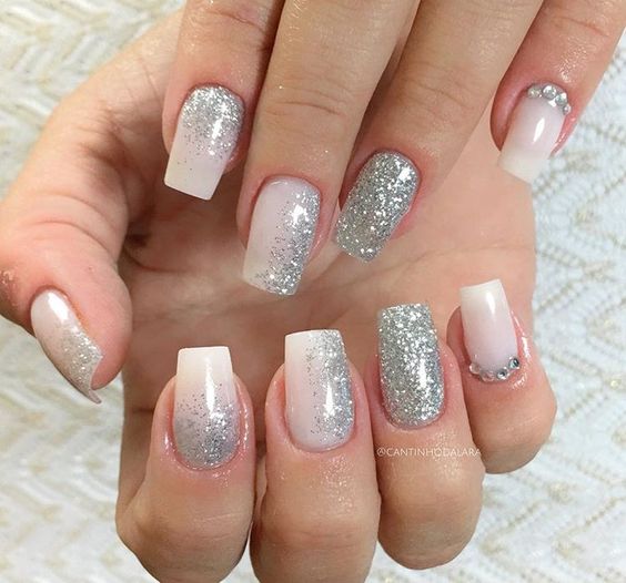 Unhas decoradas branco com prateadas 2023