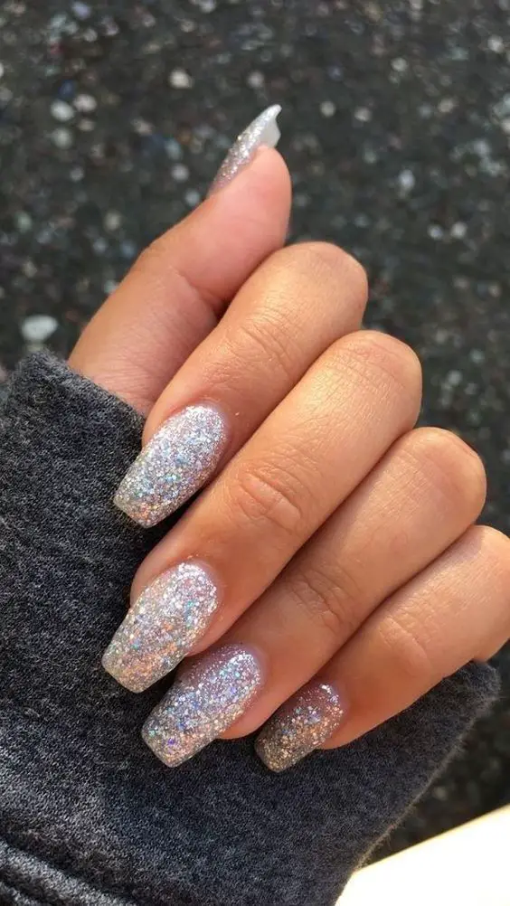 Unhas decoradas prateadas com glitter 2023