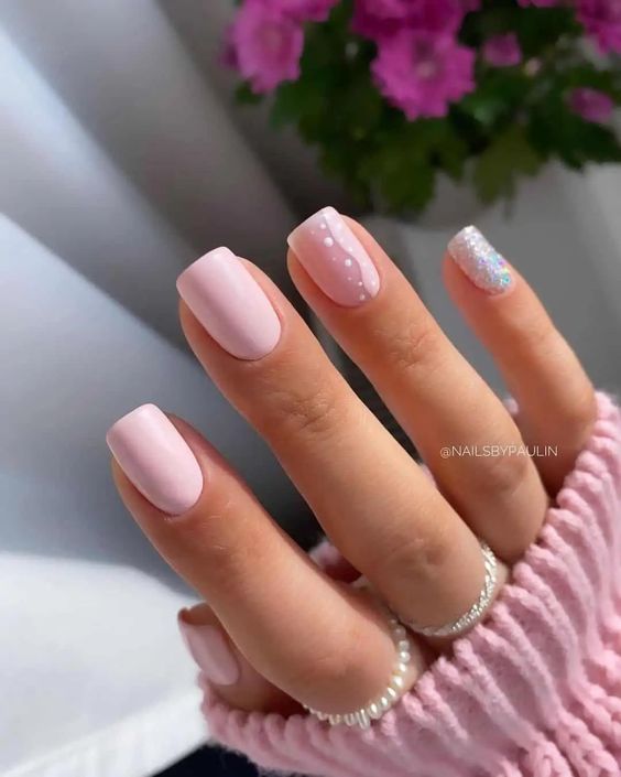 Modelo de unhas rosa com filha única prata