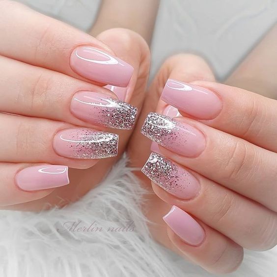 Detalhes em glitter prata nas unhas rosa claro