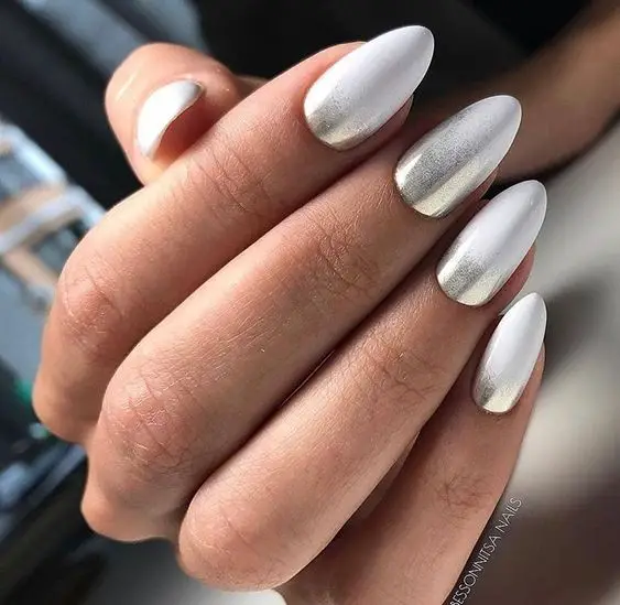 Exemplo de unhas ombre metalizadas com branco