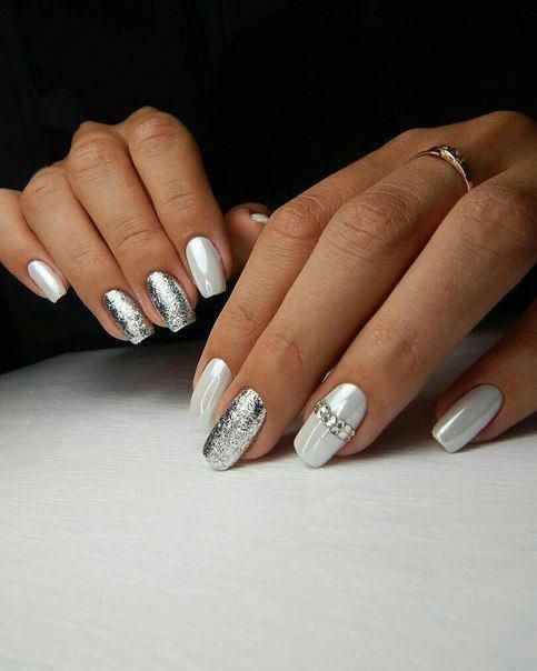 Lindas unhas com glitter prateado e branco 