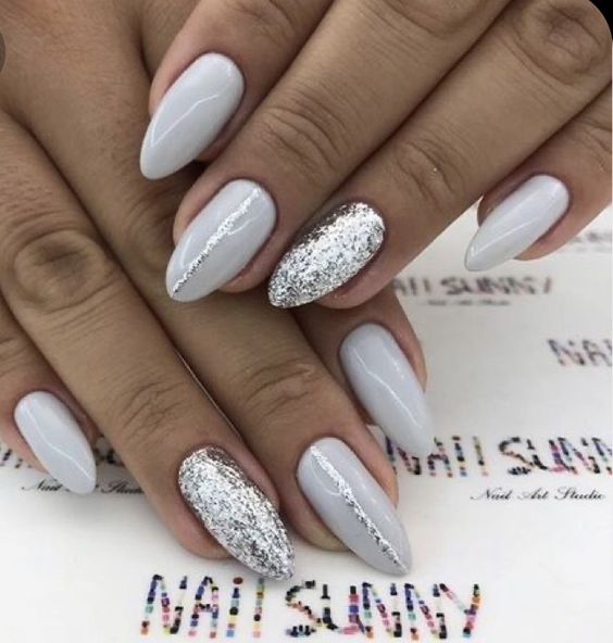 Foto de unhas amendoadas brancas com glitter prata