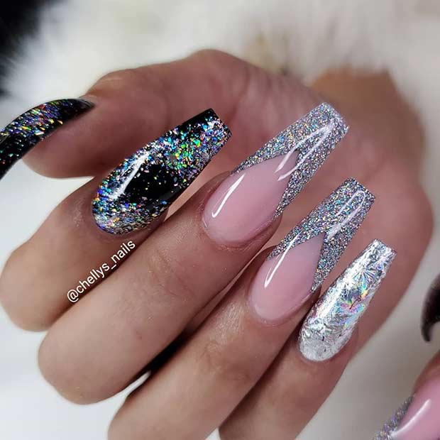 Unhas decoradas pretas com glitter prateado 2023