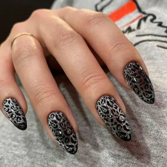 Modelo de unhas prateadas com tigrado preto