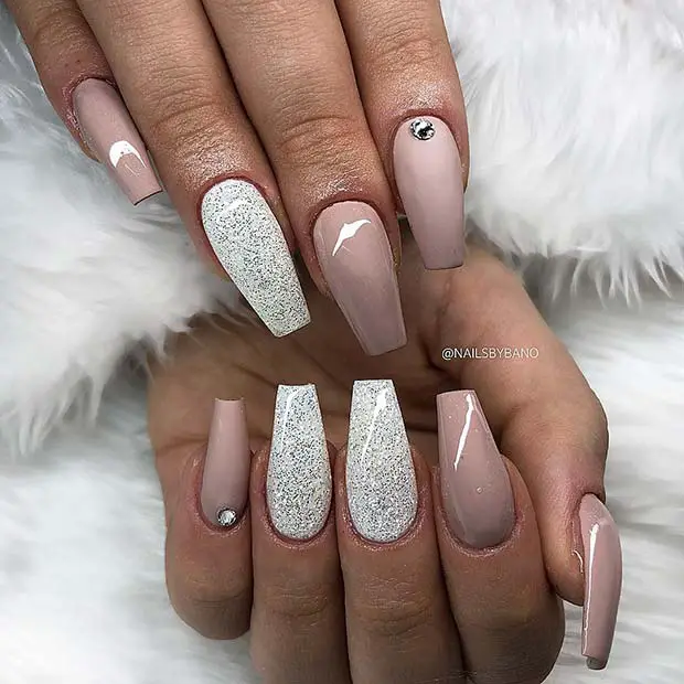 Unhas rosa decoradas com glitter prateadas 2023