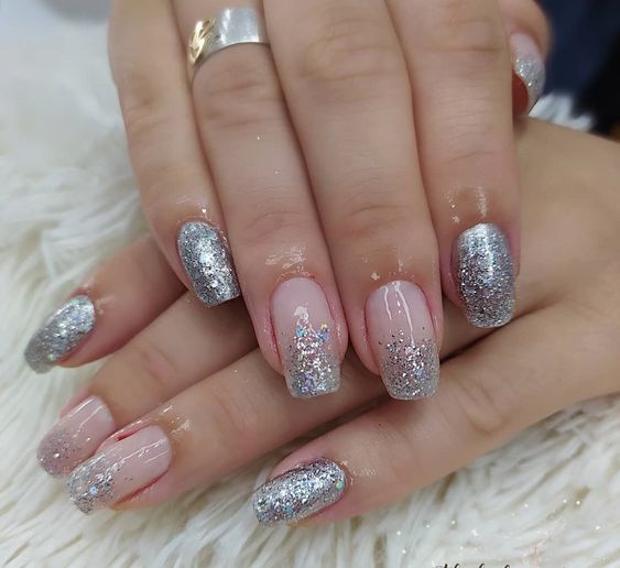 Unhas decoradas com glitter prateadas 2023