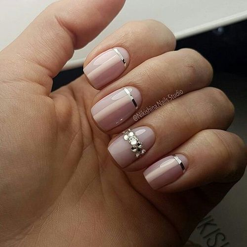 Unhas decoradas com fitas prateadas 2023