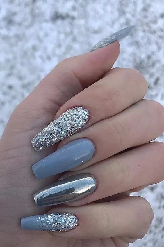 Inspiração de unhas azuis com glitter prata e metalizado prateado