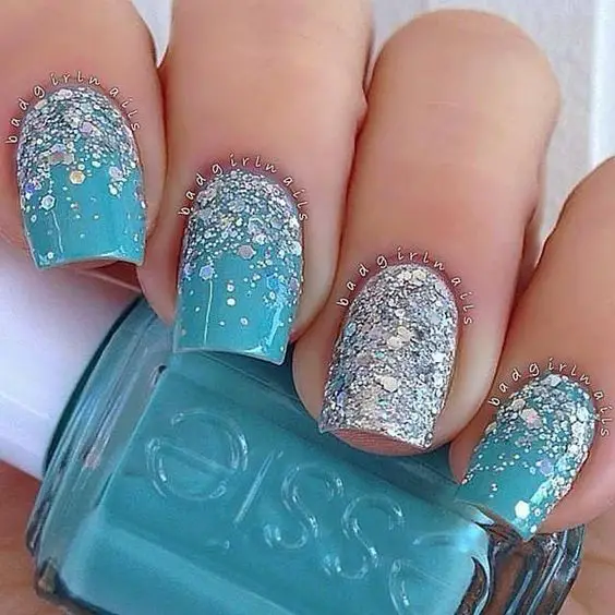 Ideia de unhas azuis com glitter prata 