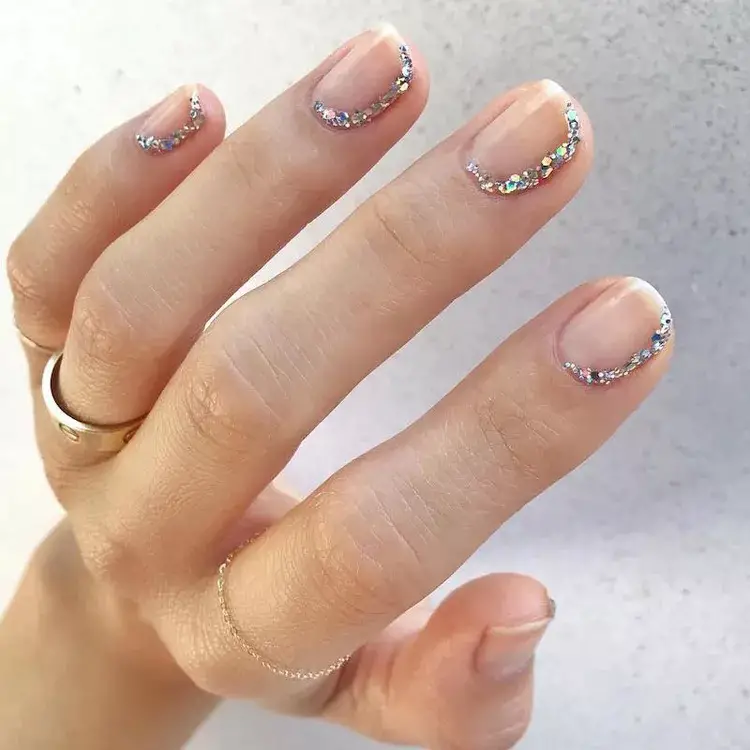 Modelo de unhas minimalistas com strass prata