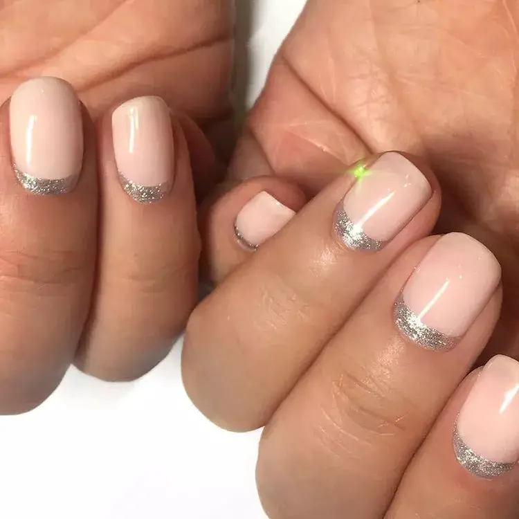 Inspiração de Unhas decoradas com detalhes prateadas 2023