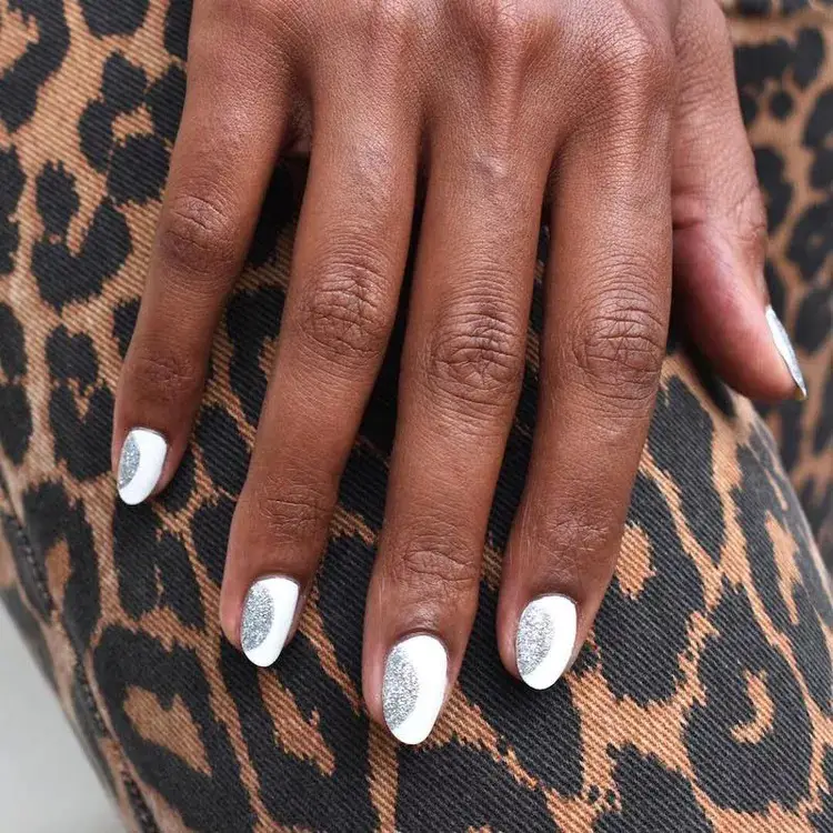 Modelo de unhas brancas decoradas com prata