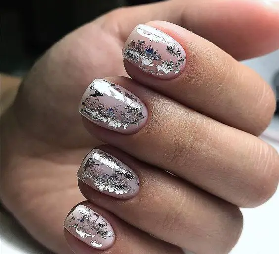 Folhas de prata nas unhas decoradas