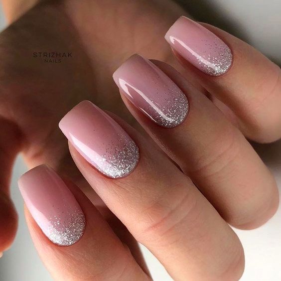 Cascata de glitter prata nas unhas rosa claro