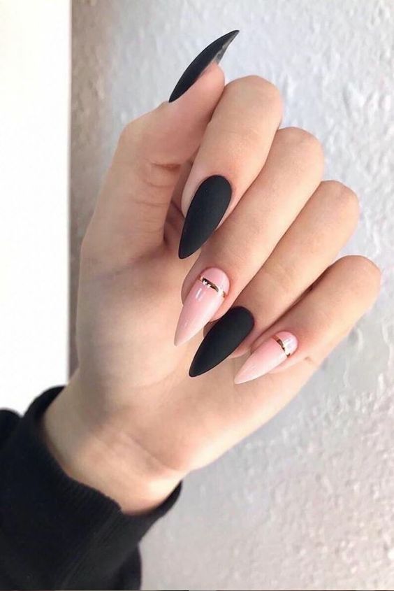 unhas com o formato stiletto