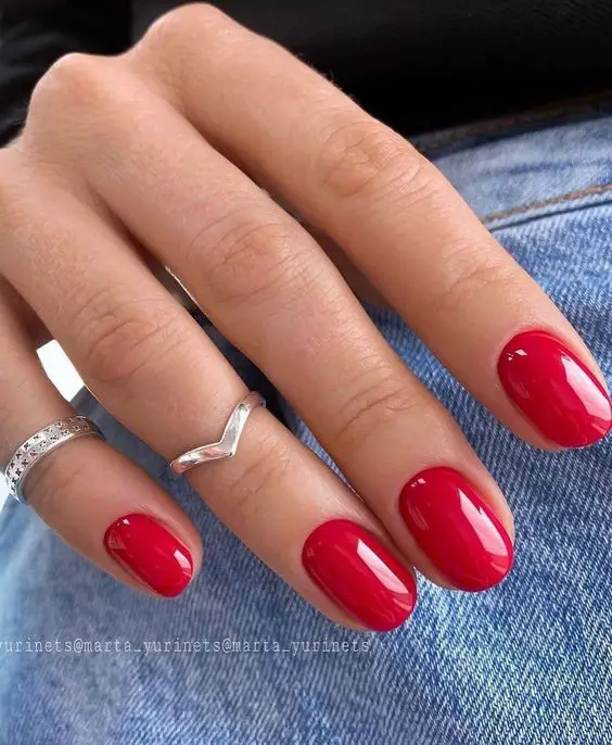 inspiração do formato de unhas redondo com esmalte vermelho