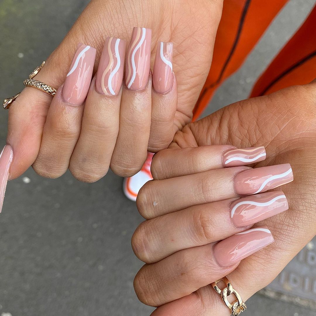 Modelo de unhas nude e naturais