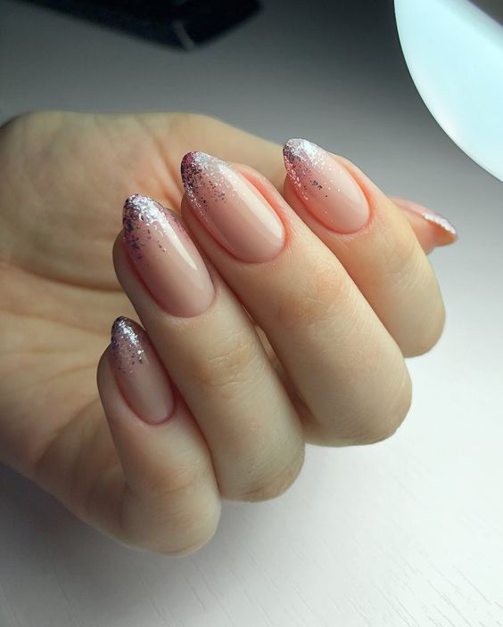 Ideia de Unhas naturais para 2023 com glitter