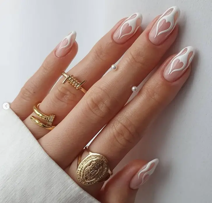 Inspiração de unhas naturais com desenhos aleatórios