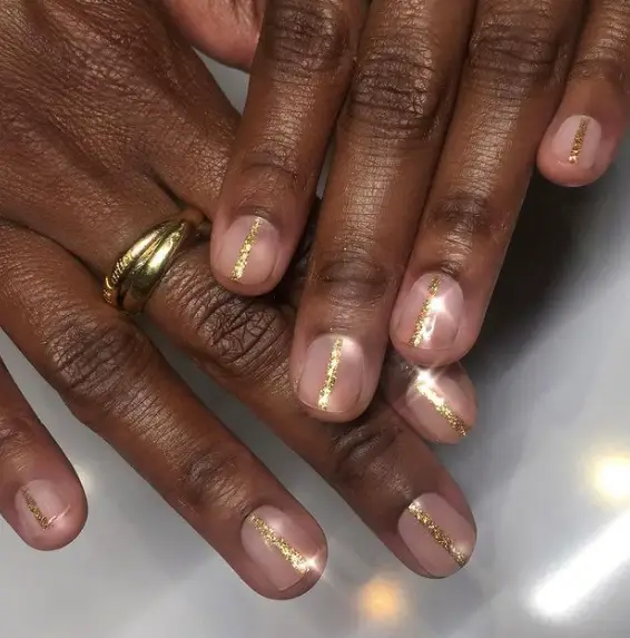 Inspiração de unhas curtas naturais com dourado